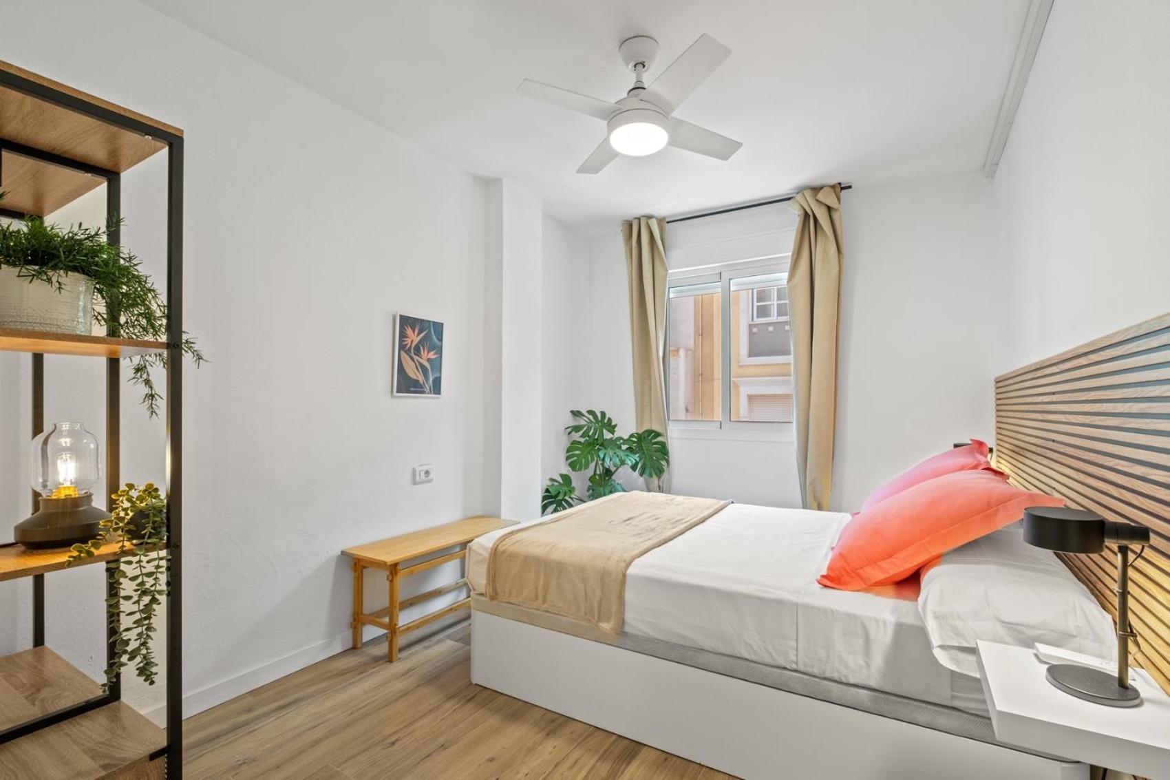 3 Dormitorios, 2 Banos Y Balcon * Málaga